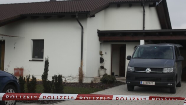 In diesem Einfamilienhaus in Polling (Bezirk Braunau) hat sich am Montagvormittag die tödliche Familientragödie zugetragen. (Bild: Pressefoto Scharinger © Daniel Scharinger)