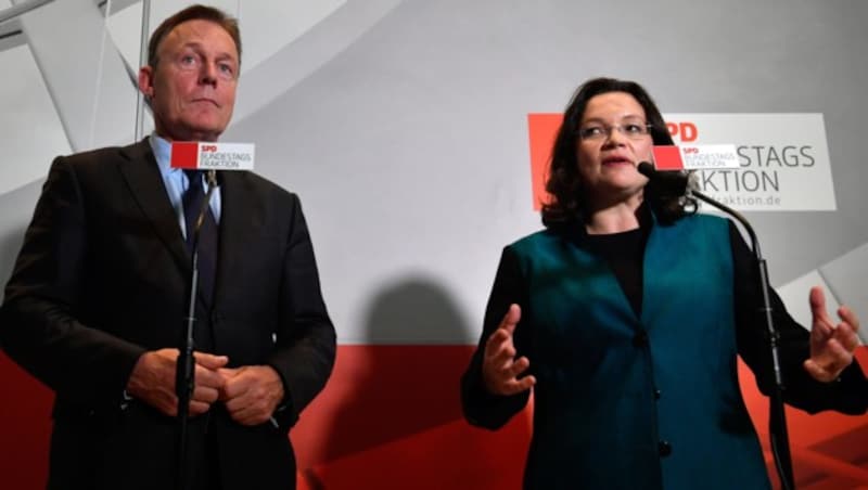 Bundestagsvizepräsident Thomas Oppermann mit der designierten SPD-Chefin Andrea Nahles (Bild: AFP or licensors)