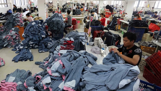 In Ungarn sind immer mehr Gastarbeiterinnen und Gastarbeiter aus Drittländern beschäftigt, unter anderem in chinesischen Fabriken (Symbolbild). (Bild: AFP)