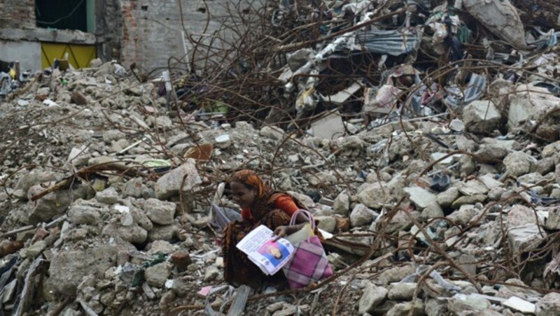 Nach dem Rana-Plaza-Unglück in Bangladesch suchte eine Frau nach vermissten Angehörigen. (Bild: AFP)