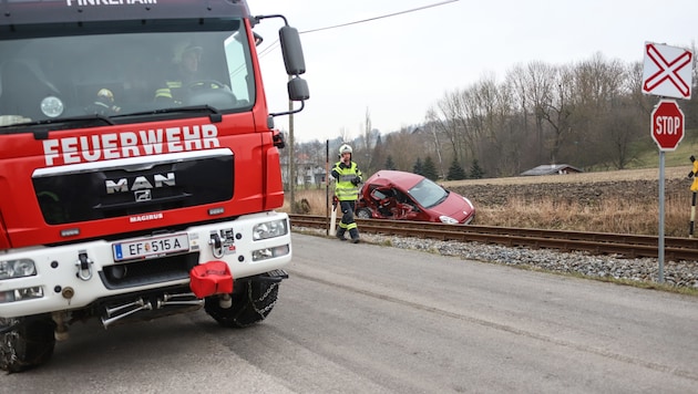 Der Wagen der Pensionistin nach dem Zugunfall in Scharten. (Bild: laumat.at / Matthias Lauber)