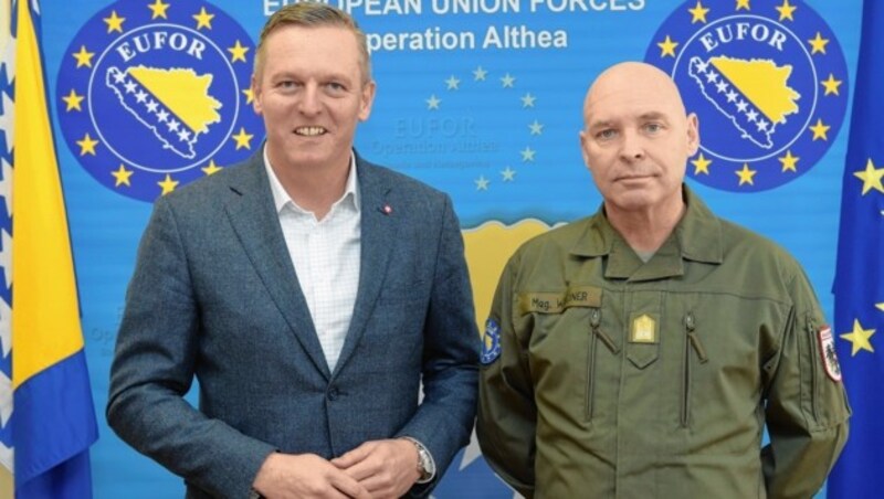 Kunasek mit Generalmajor Anton Waldner in Bosnien (Bild: Bundesheer/Pusch)