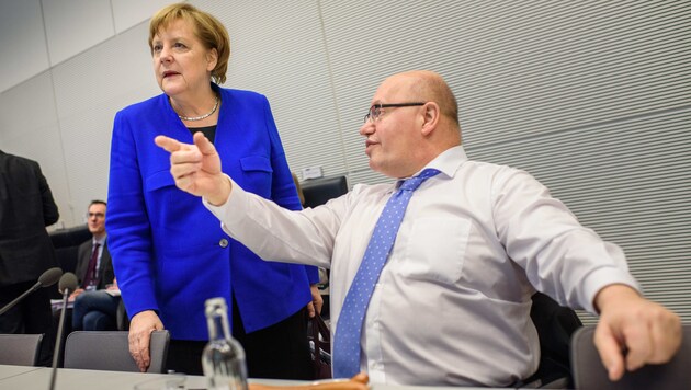 Angela Merkel und Peter Altmaier (Bild: AFP)