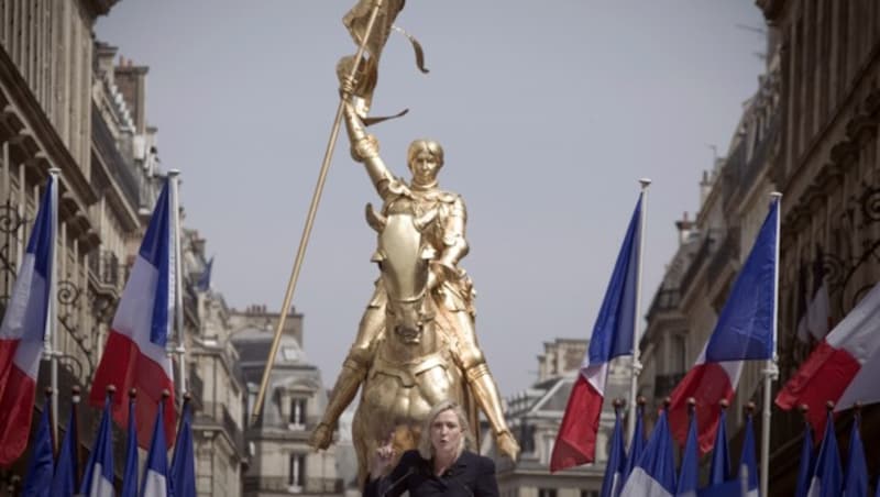 Die rechtspopulistische französische Politikerin Marine Le Pen hält vor der Statue von Johanna von Orleans in Paris eine Rede. (Bild: AFP)