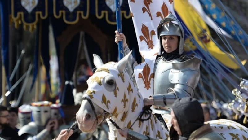 Eine Darstellerin als Johanna von Orleans bei Feierlichkeiten in Frankreich (Bild: AFP)