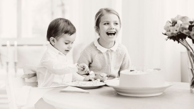 Prinzessin Estelle isst mit ihrem kleinen Bruder Oscar Geburtstagstorte. (Bild: Photo: Erika Gerdemark, Kungahuset.se)