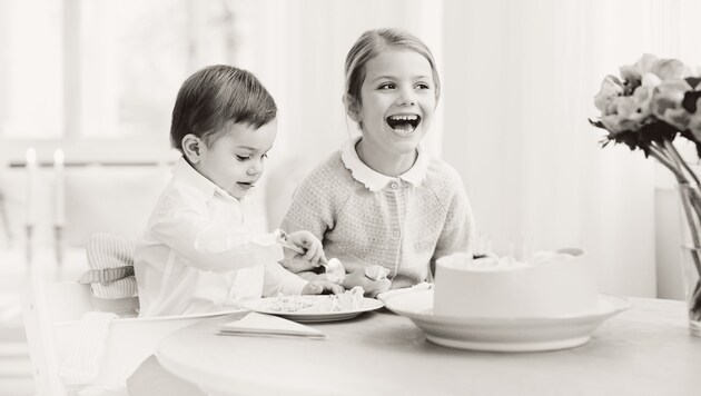 Prinzessin Estelle isst mit ihrem kleinen Bruder Oscar Geburtstagstorte. (Bild: Photo: Erika Gerdemark, Kungahuset.se)