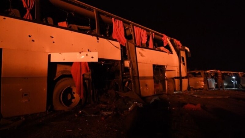 Dieser zerstörte Bus war ebenfalls im Konvoi unterwegs. (Bild: AFP)