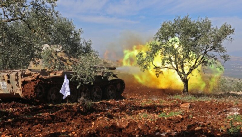 Türkische Panzer nahe der Stadt Salwah, weniger als zehn Kilometer von der türkischen Grenze entfernt (Bild: AFP)