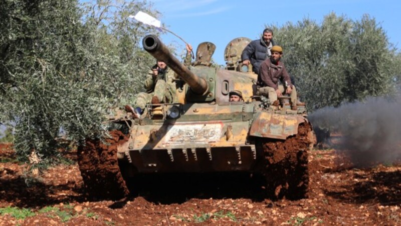 Ein türkischer Panzer - offiziellen Angaben zufolge als Unterstützung für syrische Rebellen (Bild: AFP)