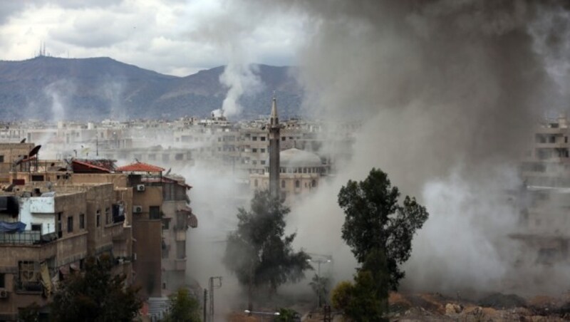 Auch die Stadt Kafr Batna nahe Damaskus wird seit Tagen ohne Pause bombardiert. (Bild: AFP)