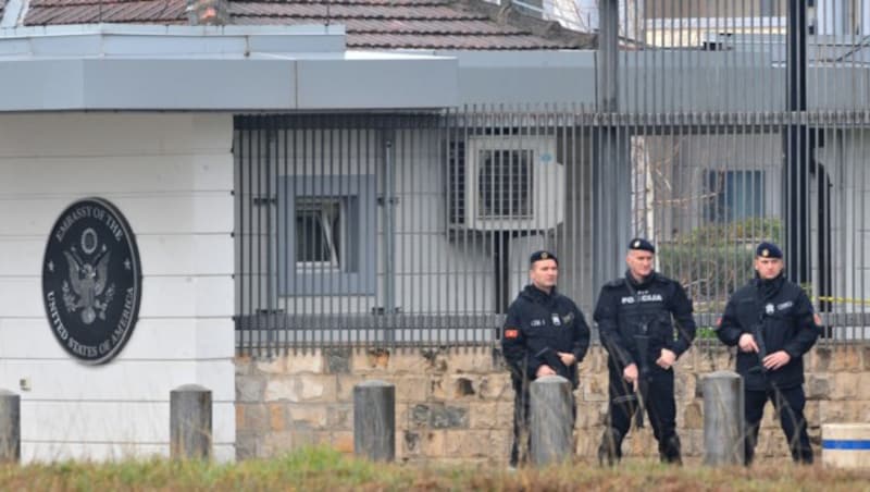 Bewaffnete Polizisten vor der US-Botschaft in Podgorica (Bild: AFP)
