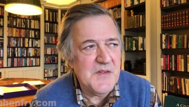 Stephen Fry spricht in einem Video über seine Krebserkrankung (Bild: Screenshot stephenfry.com)