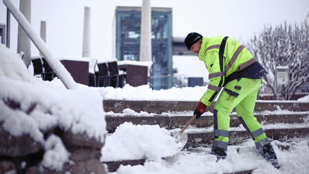 270 Mitarbeiter der Holding Graz sind derzeit im Einsatz, um Graz vom Schnee frei zu halten. (Bild: Kernasenko)