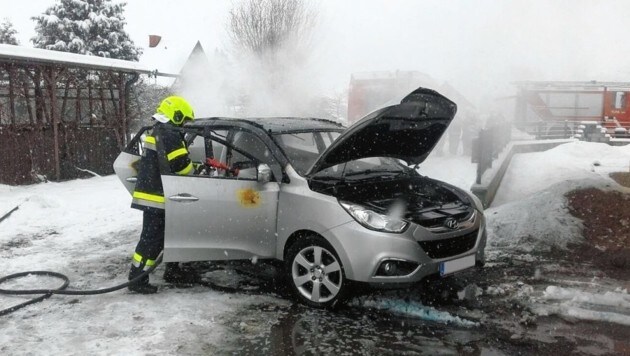 In Tillmitsch (Bezirk Leibnitz) brannte am Donnerstag ein Auto komplett aus; es gab keine Verletzten. (Bild: FF Tillmitsch)