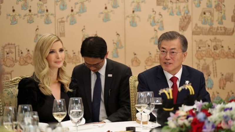 Ivanka Trump als Sondergesandte ihres Vaters mit dem südkoreanischen Präsidenten Moon Jae In bei einem Galadinner in Seoul (Bild: ASSOCIATED PRESS)