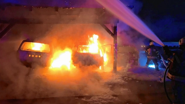 Die beiden Fahrzeuge im Carport brannten vollständig aus (Bild: FF Köflach/Murgg)