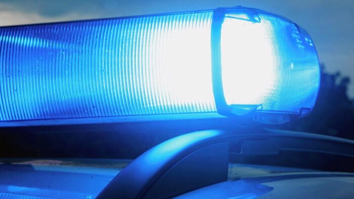 Einer der Polizeibeamten wurde leicht verletzt.