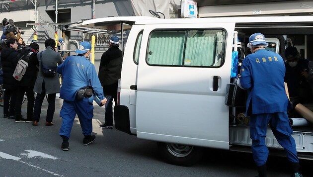 Polizeikräfte vor dem Apartment, in dem der Kopf der Frau gefunden wurde. (Bild: APA/AFP/Jiji Press)