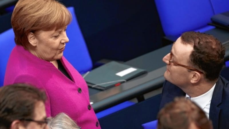 Angela Merkel mit Jens Spahn (Bild: EPA)