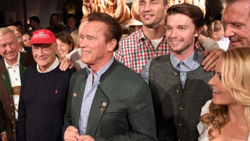 Patrick Schwarzenegger mit Papa Arnie bei der Weißwurst-Party in Kitzbühel (Bild: APA/ROLAND SCHLAGER)
