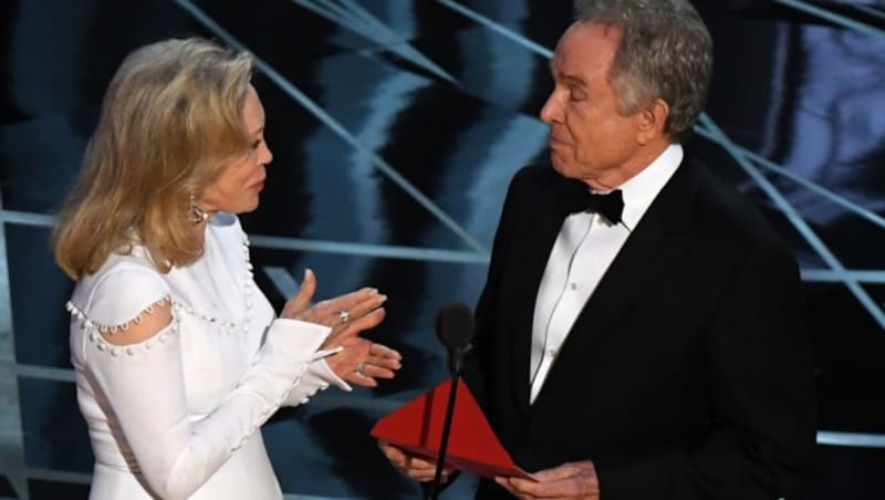 Faye Dunaway und Warren Beatty mit dem falschen Umschlag in der Hand (Bild: AFP)