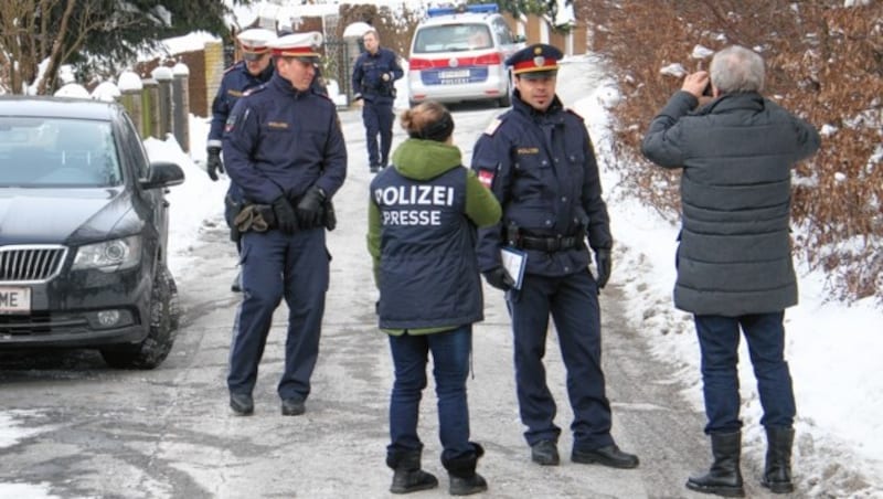 Die Polizei am Tatort (Bild: Christian Jauschowetz)