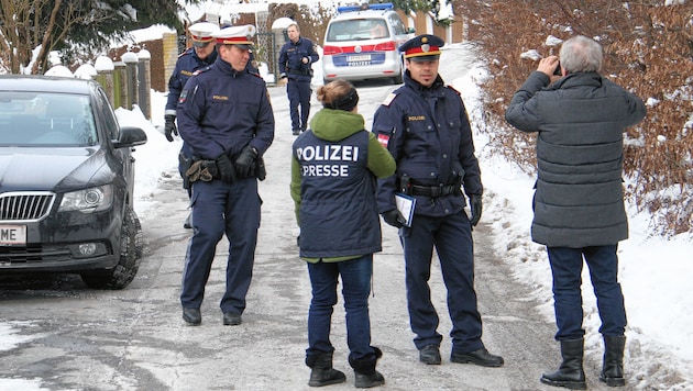 Die Polizei am Tatort (Bild: Christian Jauschowetz)