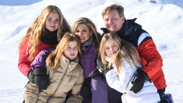 König Willem-Alexander und König Maxima mit ihren Töchtern in Lech (Bild: AP)