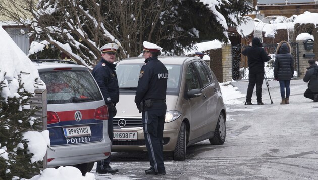 Polizeibeamte am Tatort (Bild: APA/Elmar Gubisch)