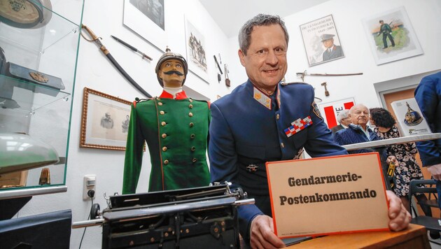 Postenkommandant Helmut Naderer im Ausstellungsraum. (Bild: Markus Tschepp)