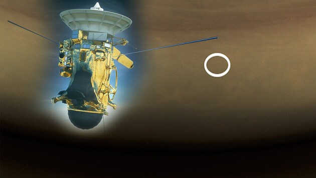 Das aus den allerletzten „Cassini“-Fotos zusammengesetzte Bild zeigt die Stelle (weiß markiert), an der die Sonde in die Saturn-Atmosphäre eintrat. (Bild: NASA/JPL-Caltech/SSI, NASA/JPL-Caltech, krone.at-Grafik)