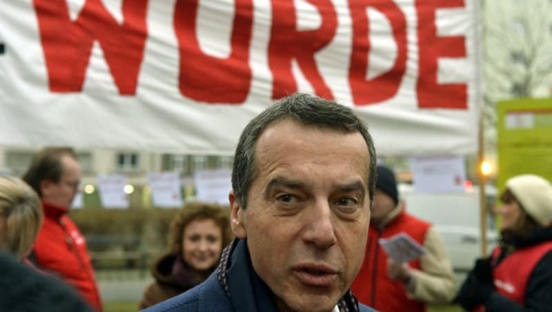 SPÖ-Chef Christian Kern am Rande einer Kundgebung gegen die Arbeitsmarktpolitik von Türkis-Blau (Bild: APA/HERBERT PFARRHOFER)