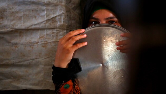 Eine Syrerin wartet in einem Flüchtlingscamp auf die Essensausgabe. (Bild: AFP)