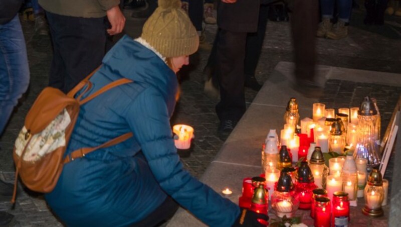 Studenten der Konstantin-Filozof-Universität in Nitra trauern um Jan Kuciak und Martina Kusnirova, die beide ehemaligen Studenten der Uni waren. (Bild: AP)