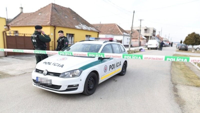 In einem Haus im Dorf Velka Maca wurden Kuciak und seine Verlobte erschossen aufgefunden. (Bild: AP)