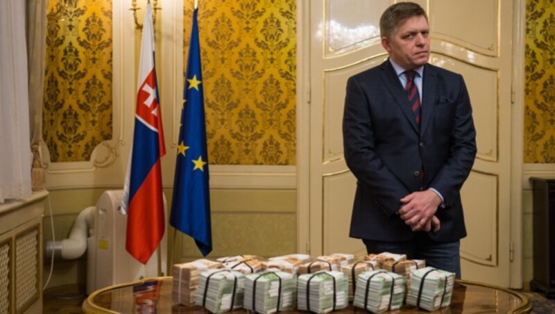 Premierminister Robert Fico mit dem Kopfgeld von einer Million Euro (Bild: AFP)