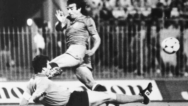 Italiens Torhüter Dino Zoff im Duell mit Quini bei der EM 1980 (Bild: AP)