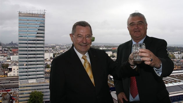 Ludwig Scharinger (damals RLB-Generaldirektor) und Franz Dobusch (damals Linzer Bürgermeister) im Juni 2007 bei der Gleichenfeier für den Terminal Tower (im Hintergrund, von der Schmalseite her gesehen) (Bild: Horst Einöder und Markus Wenzel)