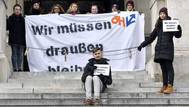 Aktion der ÖH am 28. Februar vor der Universität Wien: „Wir müssen draußen bleiben“ (Bild: APA/HANS PUNZ)