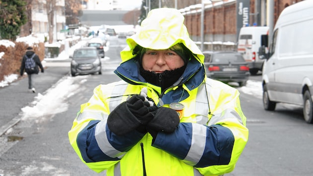 „Ich komme mir vor wie ein Michelin-Manderl“: Parkraumservice-Mitarbeiterin Andrea P. trotzt der bitteren Kälte mit sieben Kleidungs-Schichten. (Bild: Jauschowetz Christian)