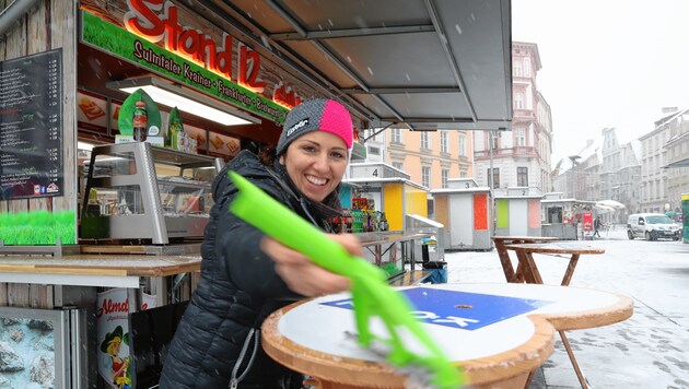 Sonja Kerschbaumer musste ihren Würstelstand auf dem Grazer Hauptplatz wegen gefrorener Wasserleitungen zusperren. (Bild: Sepp Pail)