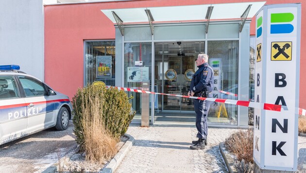 Der Bankräuber war kaum drei Stunden nach dem Überfall auf die Raiffeisen-Filiale in Kronstorf geschnappt (Bild: FOTOKERSCHI.AT/KERSCHBAUMMAYR)