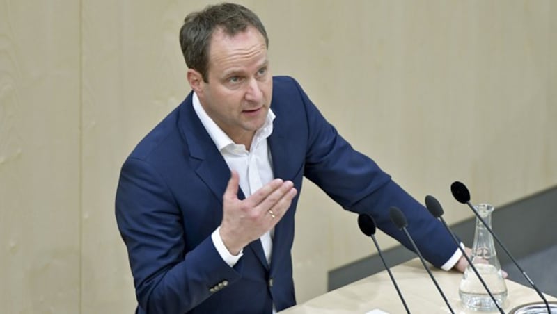 Matthias Strolz hat einen Bekanntheitsgrad von 95 Prozent. 45 Prozent finden ihn sympathisch, 23 Prozent unsympathisch. (Bild: APA/HERBERT NEUBAUER)