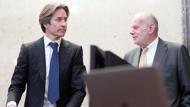 Der Angeklagte Karl Heinz Grasser (links) mit seinem Anwalt Manfred Ainedter (Bild: APA/Georg Hochmuth)