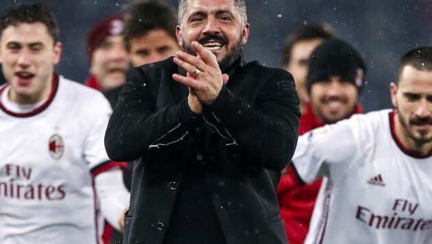AC Milan-Coach Gennaro Gattuso mit seinen Spielern, nach dem Cup-Erfolg gegen Lazio. (Bild: ANSA/AP)