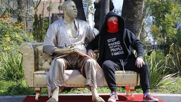 Der Street-Art-Künstler Plastic Jesus präsentierte am Hollywood Boulevard sein neuestes Werk. (Bild: AP)