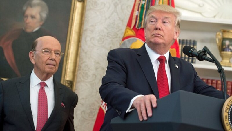 US-Präsident Donald Trump hat sich mit seinem Handelsminister Wilbur Ross (links) punkto Strafzölle abgestimmt. (Bild: AFP)