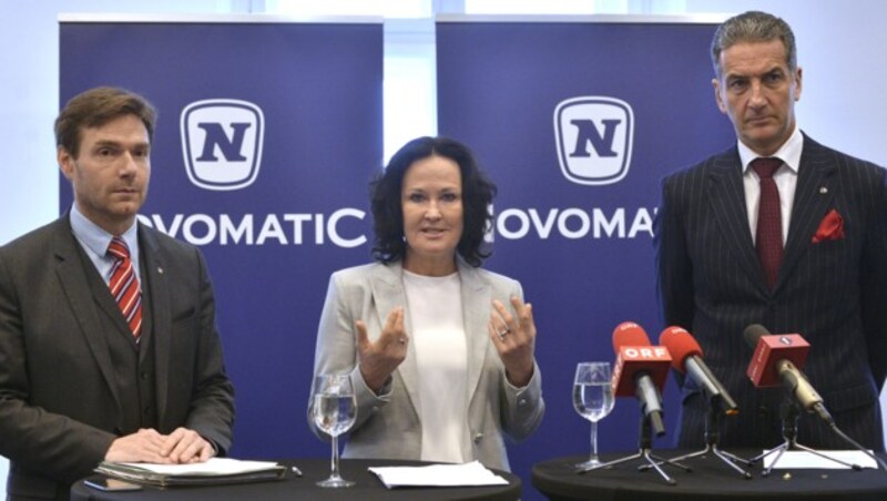 V. l.: Novomatic-Sprecher Bernhard Krumpel, Eva Glawischnig und der mittlerweile ehemalige Novomatic-Konzernchef Harald Neumann (Bild: APA/Herbert Pfarrhofer)