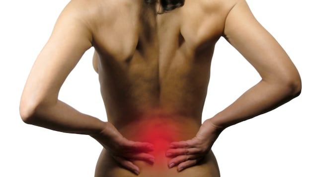 Deep pain in the lumbar spine as a warning signal. (Bild: ArTo/stock.adobe.com)